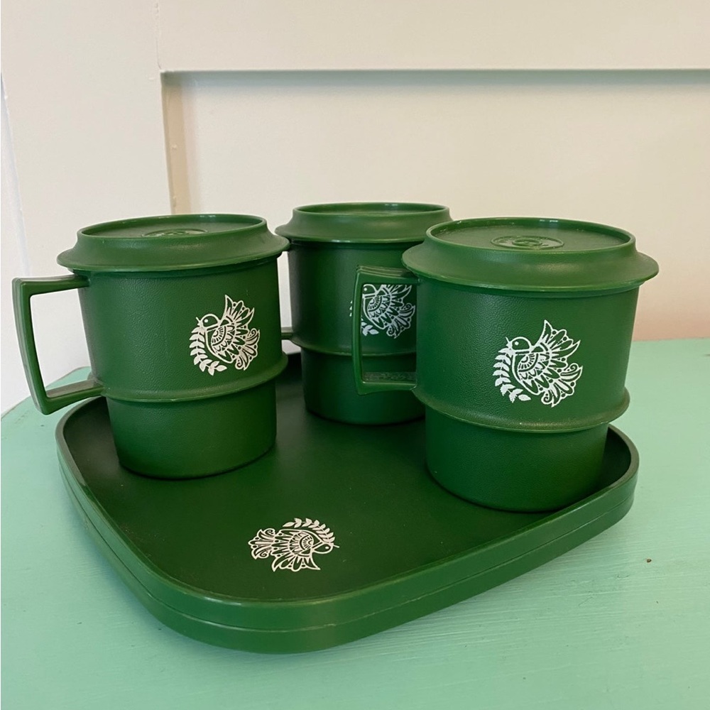 Set of 3 Green Tupperware Plastic Travel Mug With Lid and‎ two plates